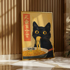 Black Cat Eats Ramen affisch i inramad miljö på vägg – Bozetto poster i hög tryckkvalitet