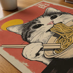 Cat Eats Noodle poster liggande på skrivbord – Bozetto paper on desk i hög tryckkvalitet