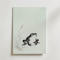 Celadon Frog Poster – tuschgroda i sumi-e mot celadongrönt, tryckt i Sverige