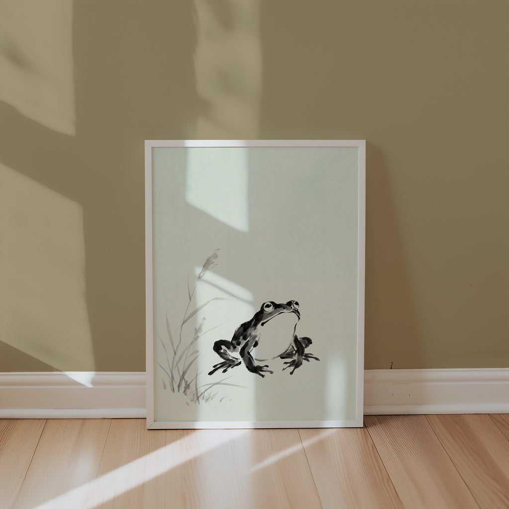Celadon Frog Poster i interiör – dämpad grön grodtavla, fri frakt över 499 kr