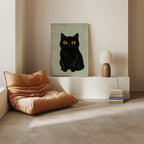 Curious Cat Poster, naivistisk svart katt med stora gula ögon på vägg i hemmiljö, konsttryck från Bozetto