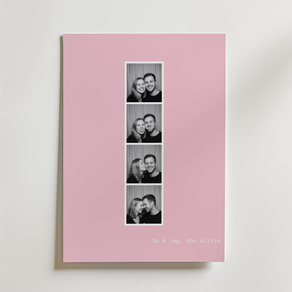 Personlig fotoremsa-poster med fyra svartvita foton på rosa bakgrund