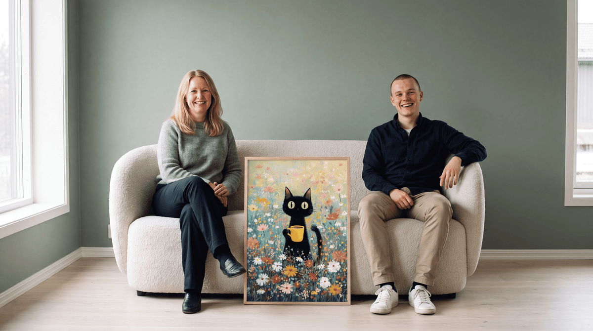 Frida en Jonas, de kunstexperts van Bozetto, zitten op een bank naast een ingelijste poster