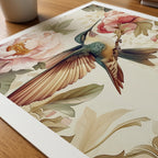 The Hummingbird Garden William Morris poster liggande på skrivbord – Bozetto paper on desk i hög tryckkvalitet