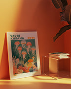 Yayoi Kusama Floating Jellyfish Reverie poster visualiserad i inredning – Bozetto affisch