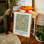 William Morris Honeysuckle poster i inramad miljö på vägg – Bozetto
