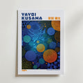 Mockup av Yayoi Kusama Celestial affisch på vägg – köp enkelt hos Bozetto i hög kvalitet