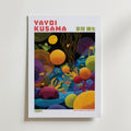 Mockup av Yayoi Kusama Cosmic Garden affisch på vägg – köp enkelt hos Bozetto i hög kvalitet