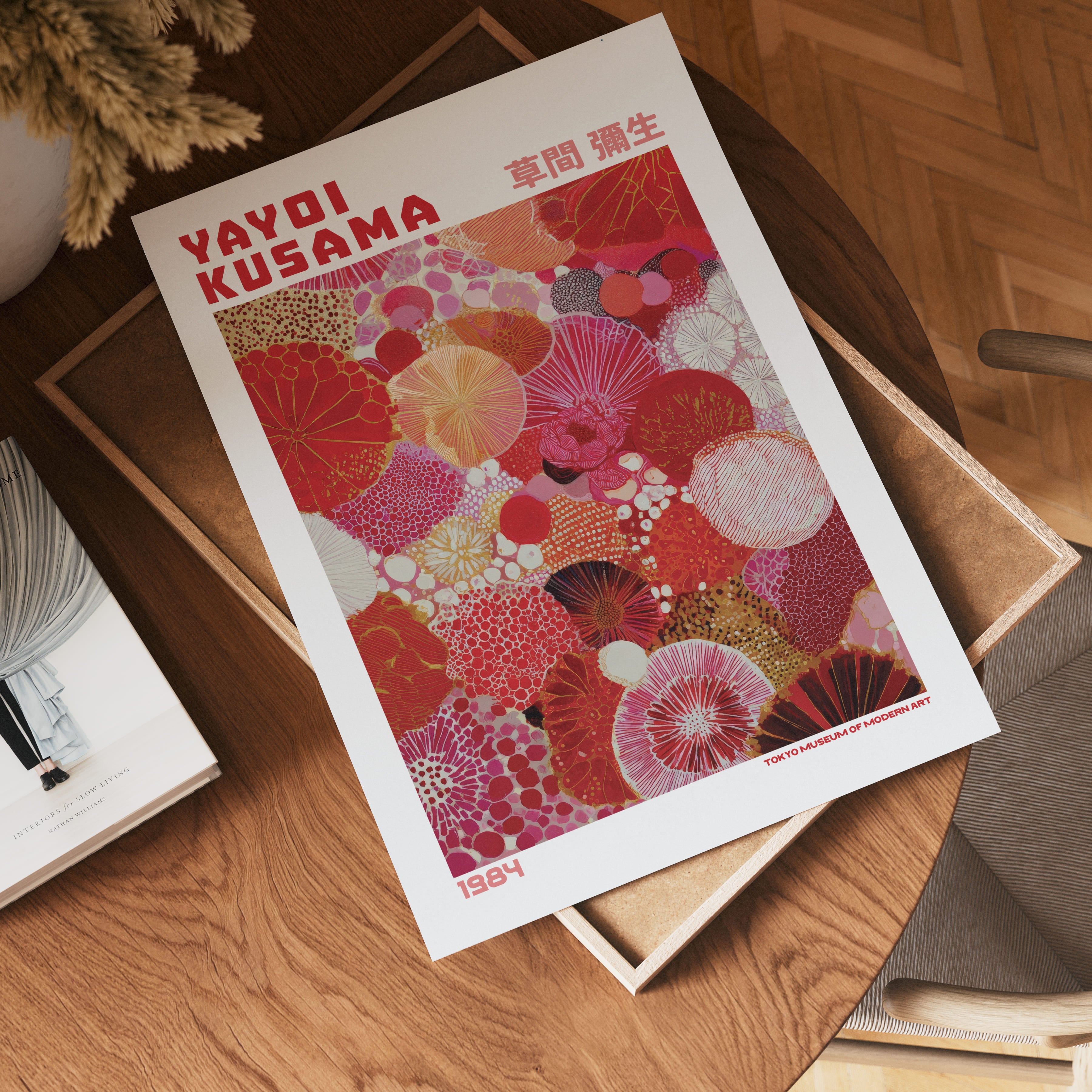 Väggmockup av Yayoi Kusama Scarlet Bloomfield affisch på ljus vägg – Bozetto konsttryck