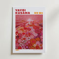 Mockup av Yayoi Kusama Crimson Flower affisch på vägg – köp enkelt hos Bozetto i hög kvalitet