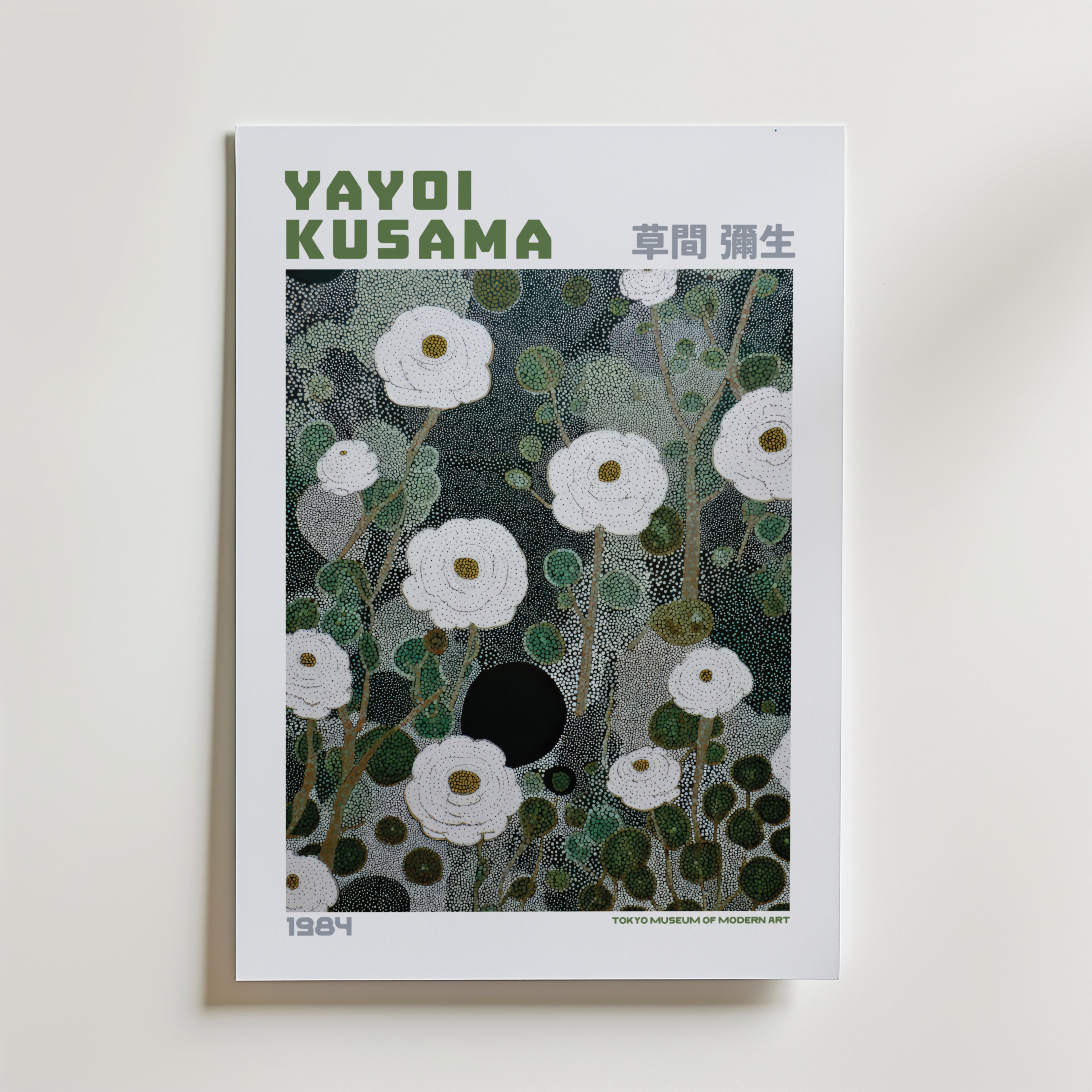 Mockup av Yayoi Kusama White Bloom affisch på vägg – köp enkelt hos Bozetto i hög kvalitet