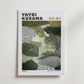 Mockup av Yayoi Kusama Whispering affisch på vägg – köp enkelt hos Bozetto i hög kvalitet