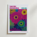 Mockup av Yayoi Kusama Vivid Bloom affisch på vägg – köp enkelt hos Bozetto i hög kvalitet
