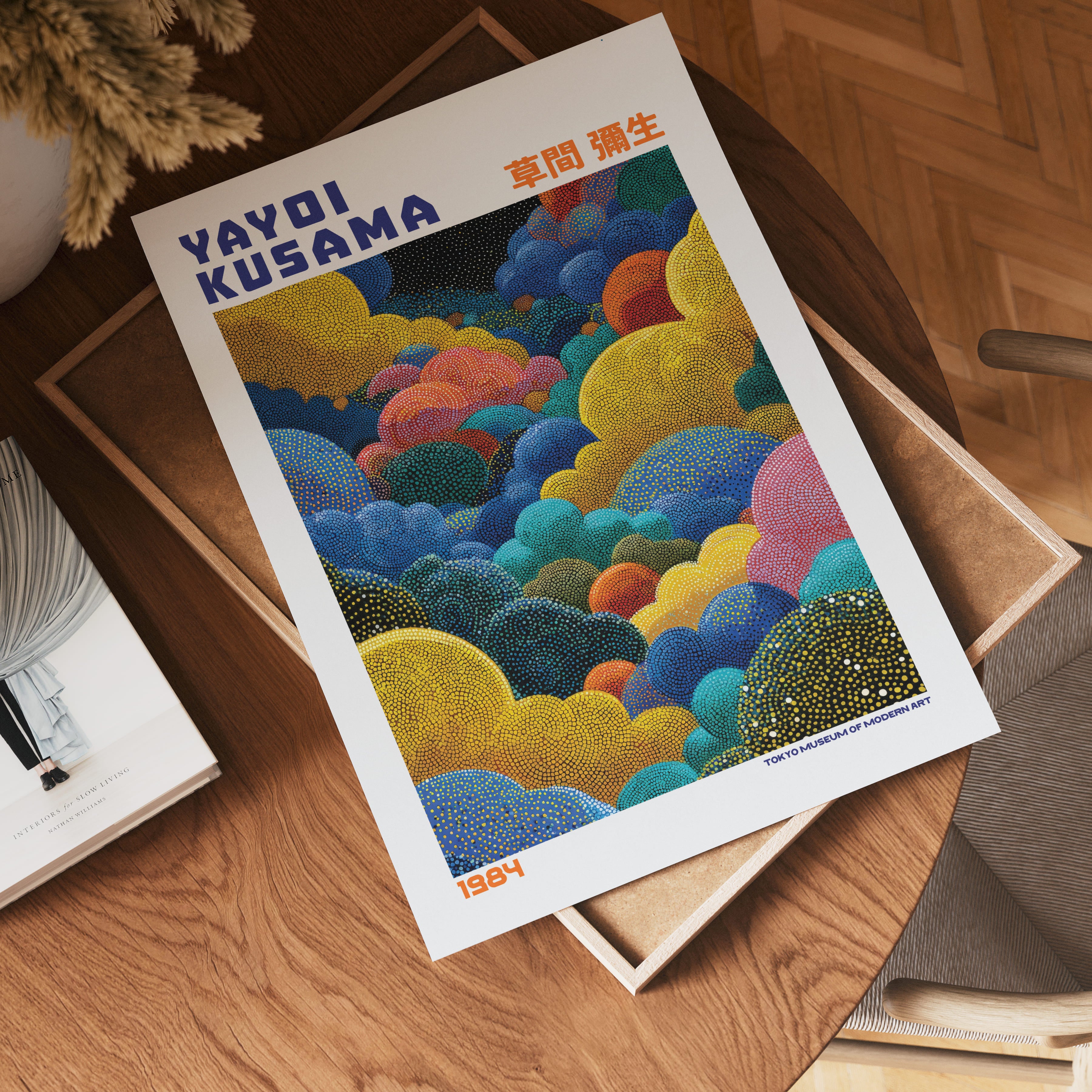 Yayoi Kusama Golden Cloud poster visualiserad på vägg – från Bozetto i hög kvalitet