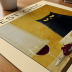 French Gourmet Cat poster på skrivbord – Bozetto affisch i hög kvalitet