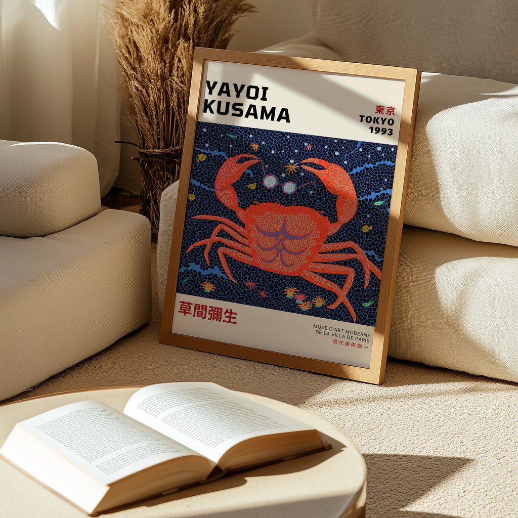 Yayoi Kusama Cosmic Crab poster på vägg i stilren rumsmiljö – Bozetto affisch