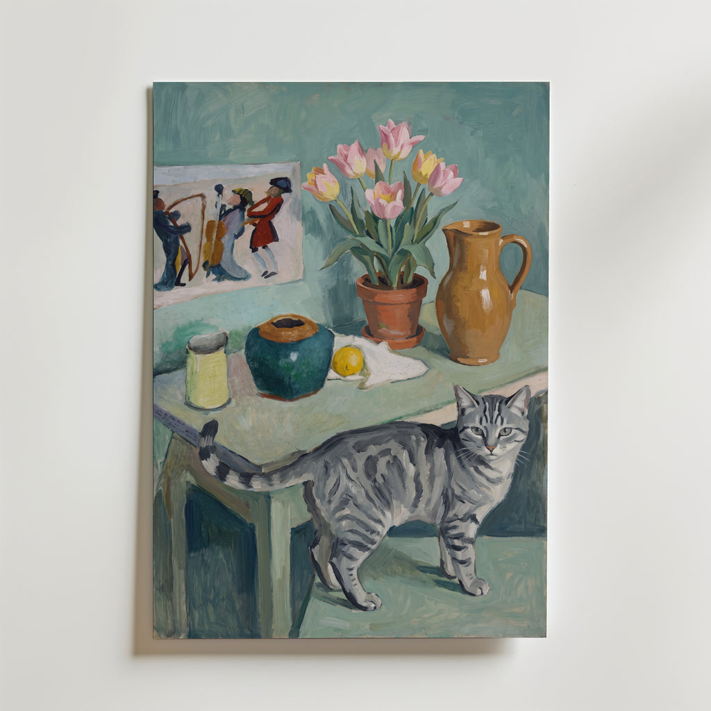 Tabletop Tabby Poster – expressionistiskt stilleben med grå tabbykatt, tulpaner och keramik i teal och grönt som canvastavla, tryckt i Sverige