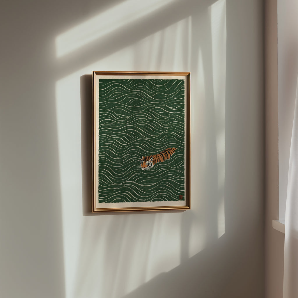 Swimming Tiger poster i inramad miljö på vägg – konsttryck från Bozetto i hög kvalitet