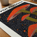 Yayoi Kusama Mushrooms poster liggande på skrivbord – Bozetto paper on desk i hög tryckkvalitet
